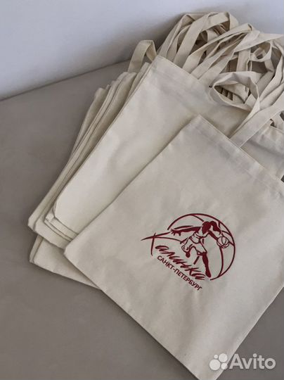 Вышивка на одежде логотипов, брендирование