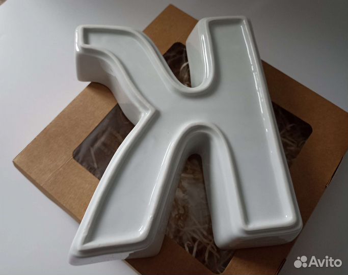 Керамическая тарелка в форме буквы К