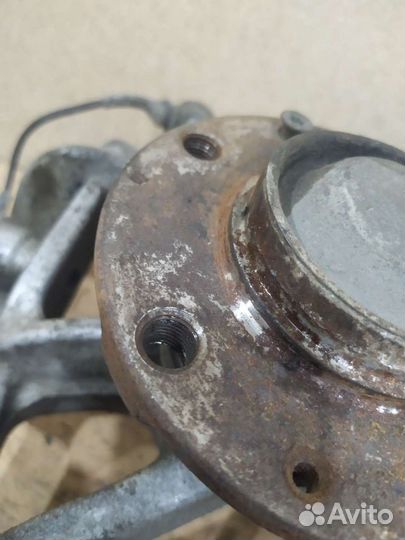 Кулак задний ступица левый правый Peugeot 407 пежо