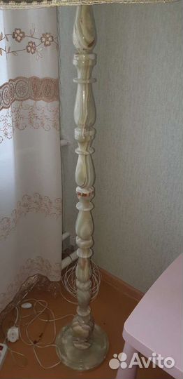 Торшер,подсвечники,шкатулка из нат.Оникса