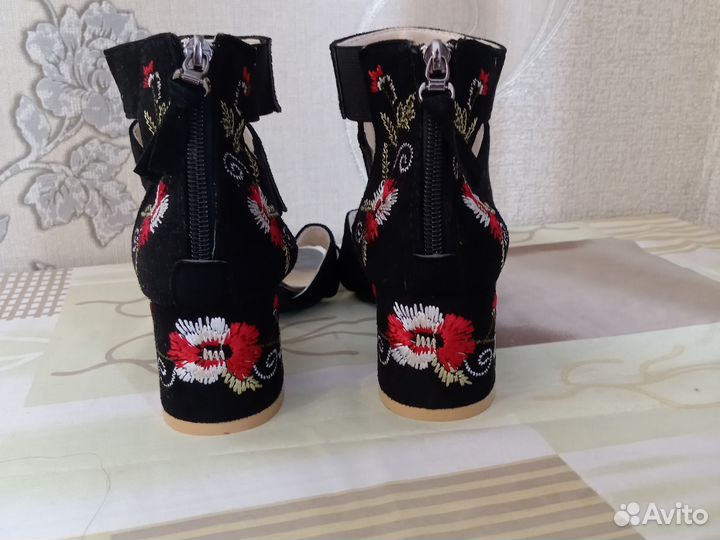 Босоножки женские 37 размер новые