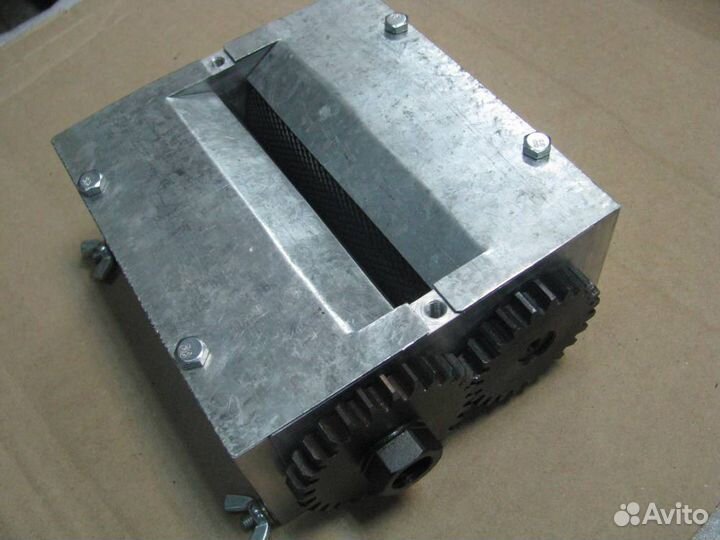 Мельница для помола солода двухвальц. с бункером