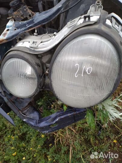 Фара левая Mercedes Benz W210