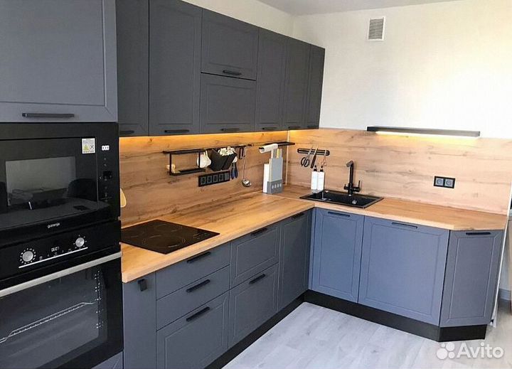 Прямая кухня в бежевом глянце и матовом дереве