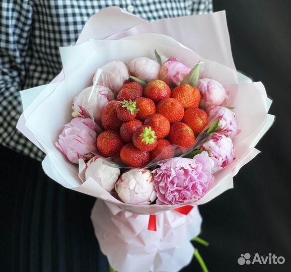 Клубничный букет с пионами