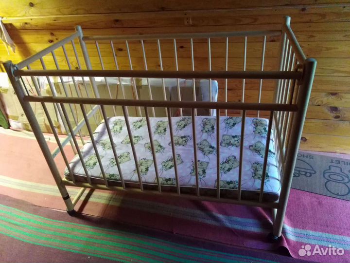 Кроватка детская с матрацом и ванночкой