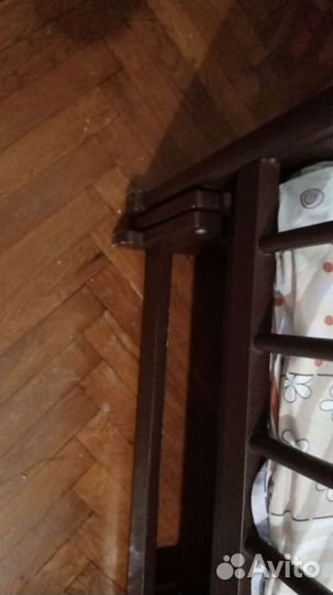 Детская кроватка с маятником