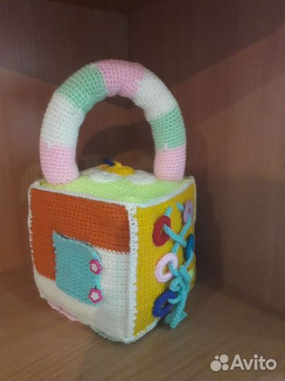 Вязаный развивающий кубик