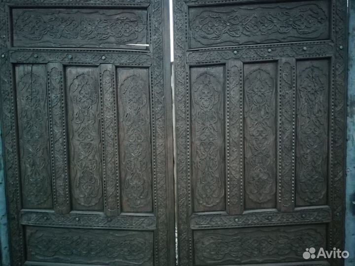 Резные деревянные ворота ручной работы