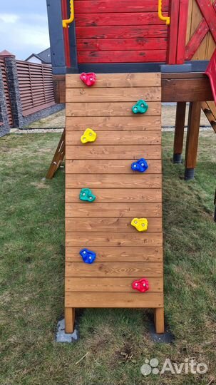 Детский домик на подиуме кораблик