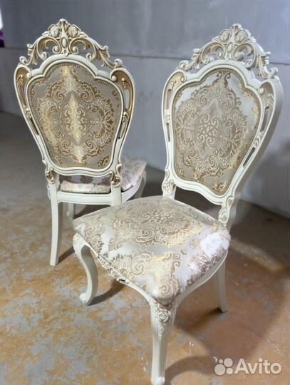 Стол и стулья