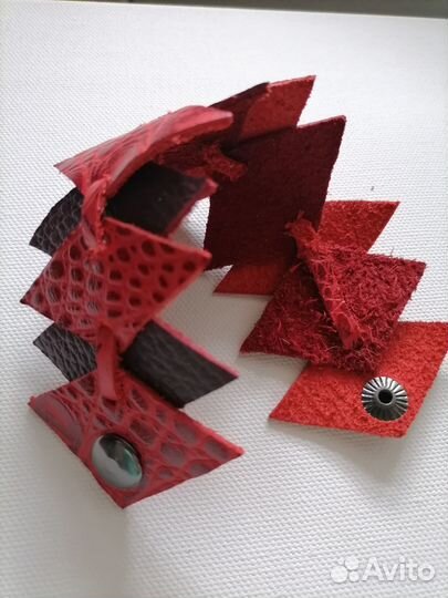 Красный браслет из натуральной кожи