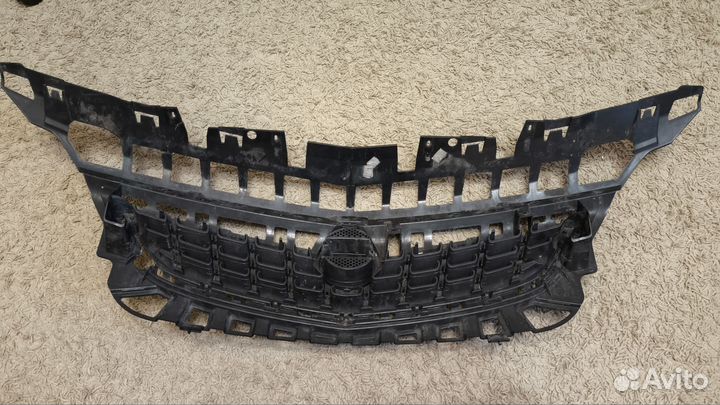 Решетка радиатора opel astra j ориг с дефектом