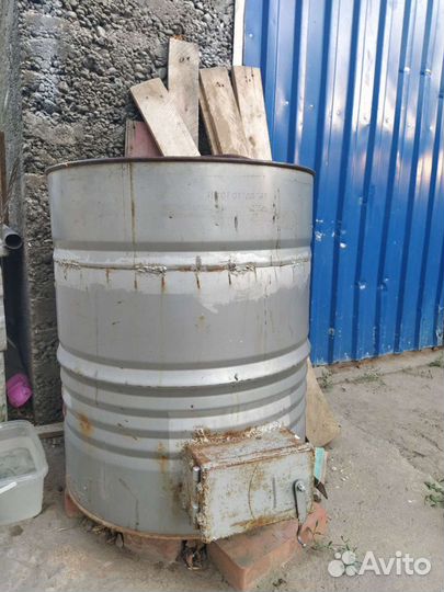 Коптильня, внутри выложена кирпичом