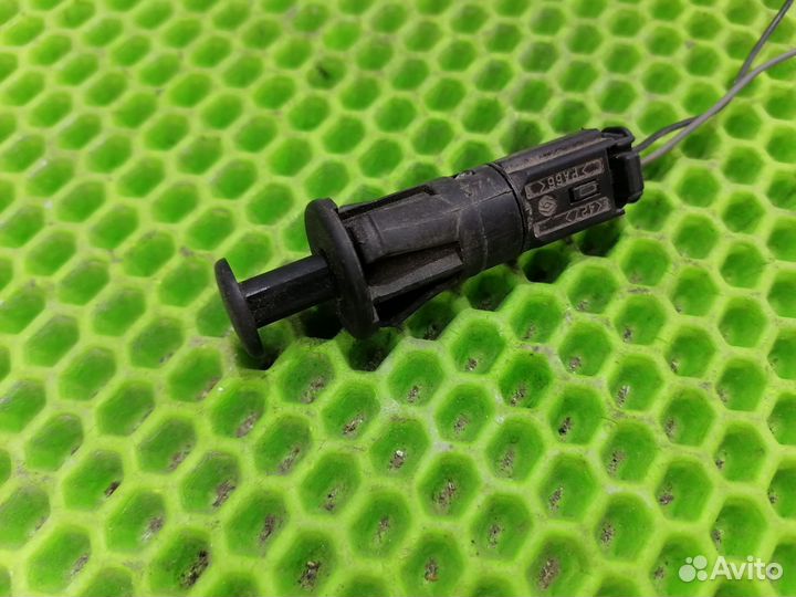 Концевик багажника Рено Логан