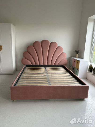 Кровать с мягким изголовьем ракушка