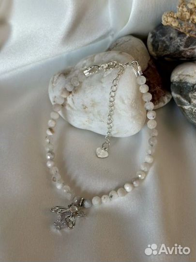 Браслет из лунного камня с подвеской бражником