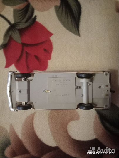 Модель автомобиля газ 2410 волга 1/18