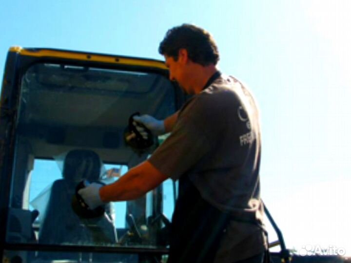 Стекло боковое заднее правое Caterpillar