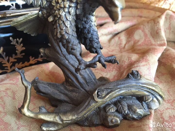 Бронзовая статуэтка орла