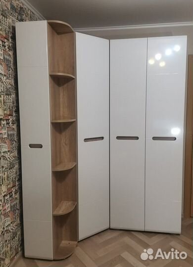 Шкаф угловой с распашными дверями