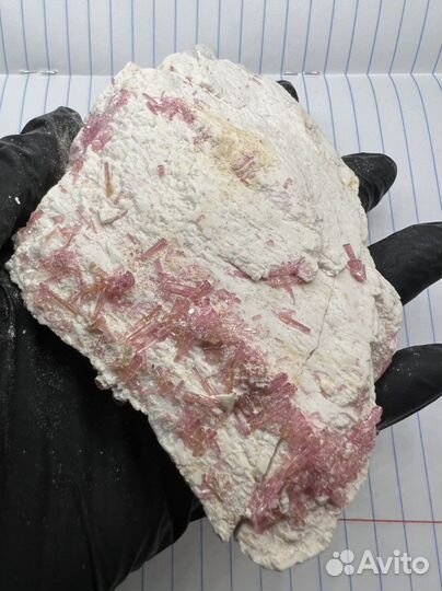 Кристаллы турмалина на пластине полевого шпата