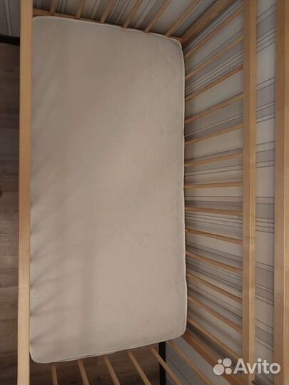 Детская кроватка с маятником