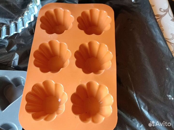 Силиконовые формы и стеклянная форма для выпечки