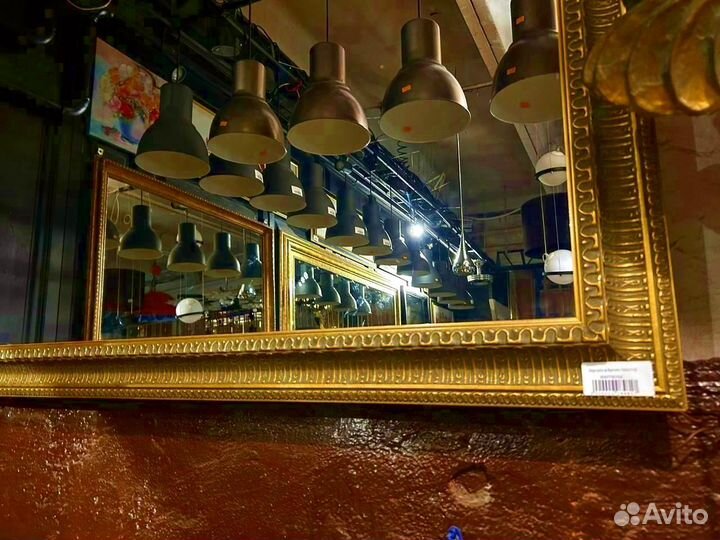 Большое зеркало в багетной раме