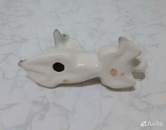 Фарфоровая статуэтка собаки 