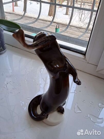 Статуэтка выдра с рыбой