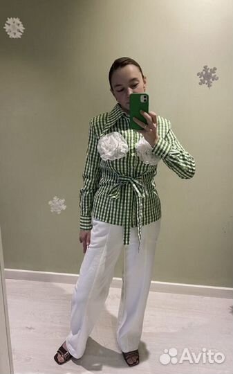 Рубашка в клетку с цветами на груди