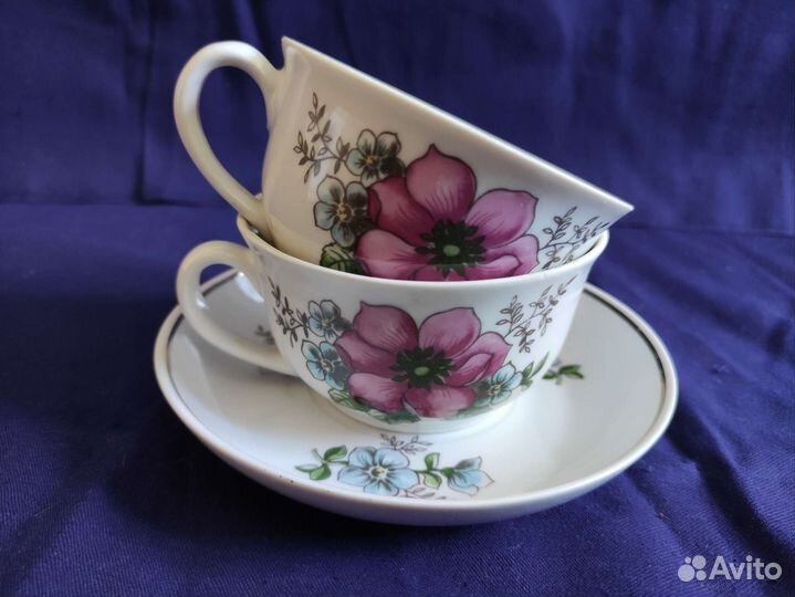 Фарфоровая чашка с блюдцем, чайник