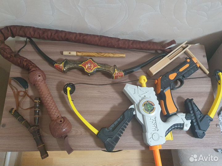 Набор пистолеты, световые мечи, луки