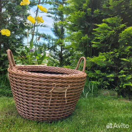 Кашпо из искусственного ротанга