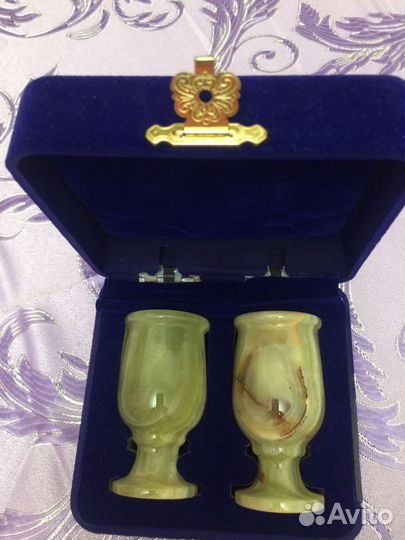 Рюмки из оникса, поднос для фруктов