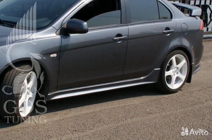 Накладки на пороги штатные на Mitsubishi Lancer X