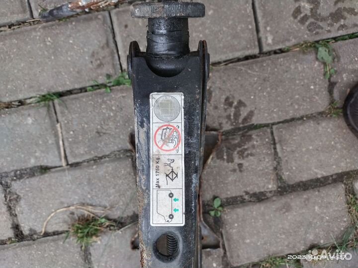 Домкрат ромбический