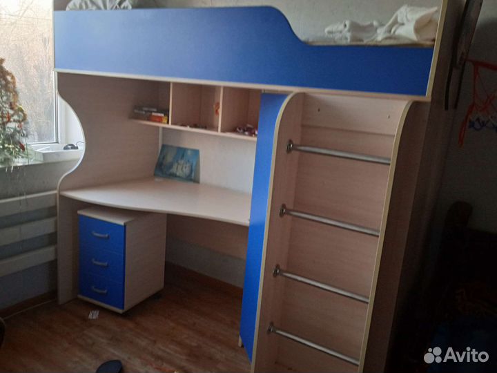 Детский уголок с кроватью и столом