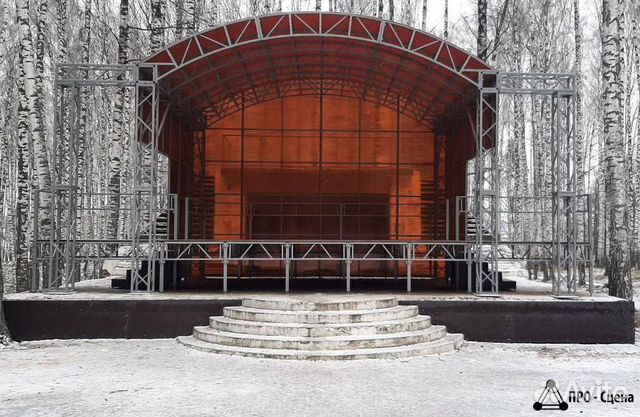 Стационарный сценический комплекс с арочной крышей