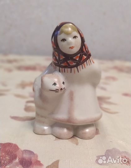 Фарфоровая статуэтка