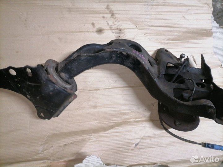 Кулак задний левый Mini Cooper R50 W10B16AA 2002