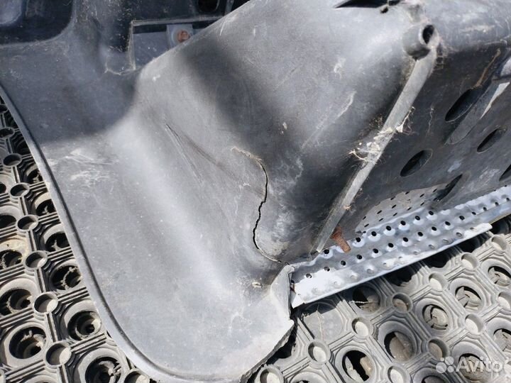 Корпус подножек левый Iveco Stralis