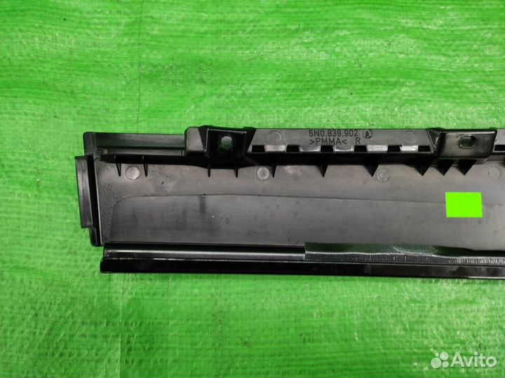 Накладка на сред. стойку зад. прав. Tiguan 07-16