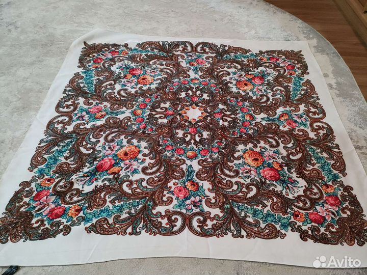 Платок с цветочным узором