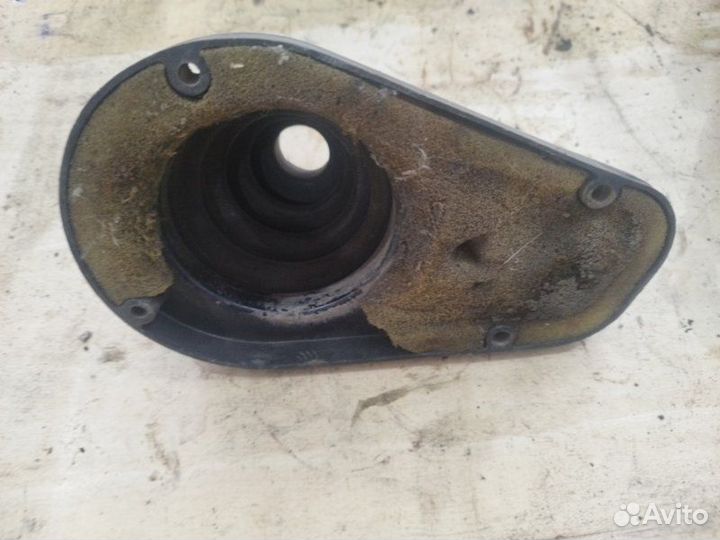 Кожух кулисы кпп Лада 2103 седан 1980