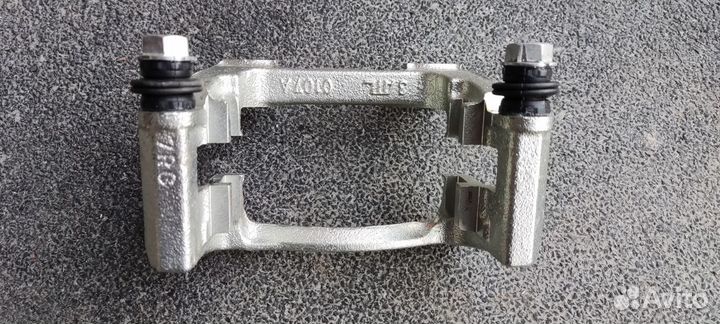 Скоба суппорта задняя левая Tiguan I рестайлинг