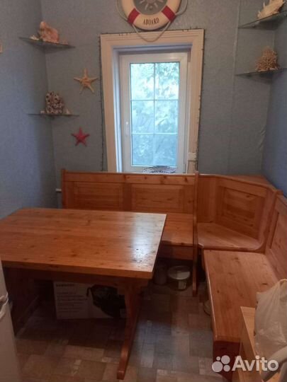 Кухонный уголок со столом