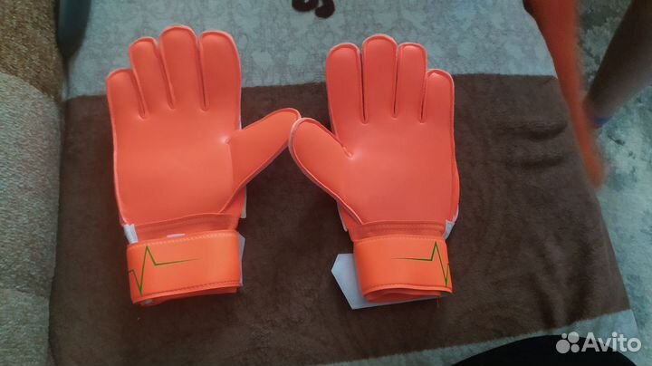 Футбольные вратарские перчатки