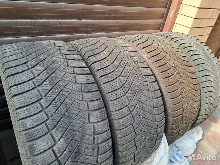 Pirelli Ice Zero FR 235/45 R18